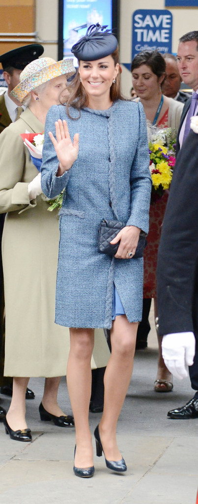 KATE MIDDLETON AT NOTTINGHAM TRAIN STATION!