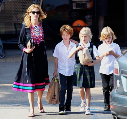 Exclusive... Julia Roberts Takes Her Children Grocery Shopping