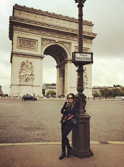 Merakam detik kembara France yang berlatarbelakangkan Arc de