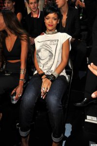 NEW YORK, NY - AUGUST 25: Rihanna attends the 2013 MTV Video Music Awards at the Barclays Center on August 25, 2013 in the Brooklyn borough of New York City. (Photo by Kevin Mazur/WireImage for MTV)