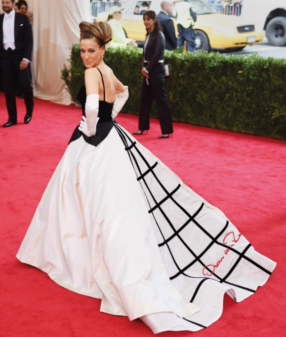Sarah Jessica Parker berbusana OSCAR DE LA RENTA di Malam Met Gala 2014