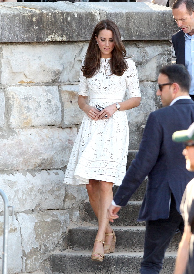 Duchess of Cambridge kelihatan ayu dalam dress lacey putih oleh Zimmermann.