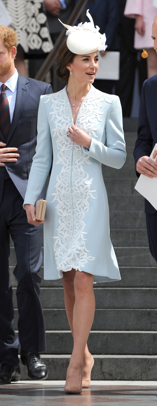 Duchess memakai kot biru muda oleh Catherine Walker dan topi oleh Jane Taylor.
