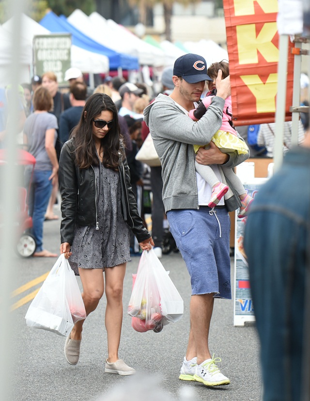 Mila Kunis, Ashton Kutcher dan anak sulung mereka Wyatt.