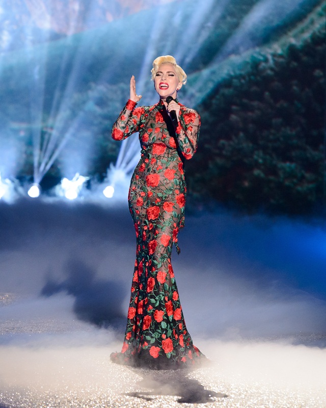 Lady Gaga membuat persembahan di VS Fashion Show 2016.