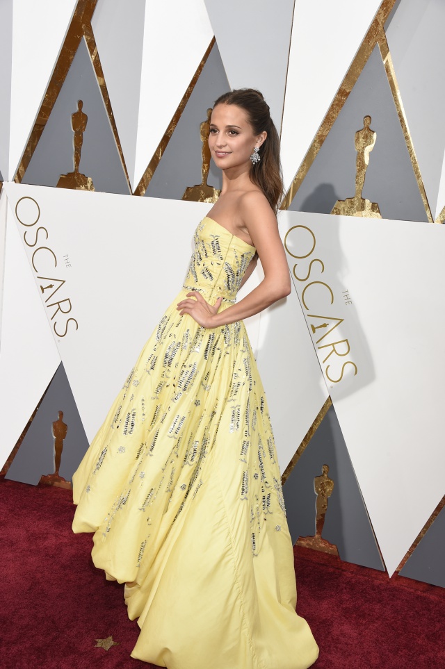 Pelakon The Danish Girl Alicia Vikander memakai gaun kuning berlabuci oleh Louis Vuitton.