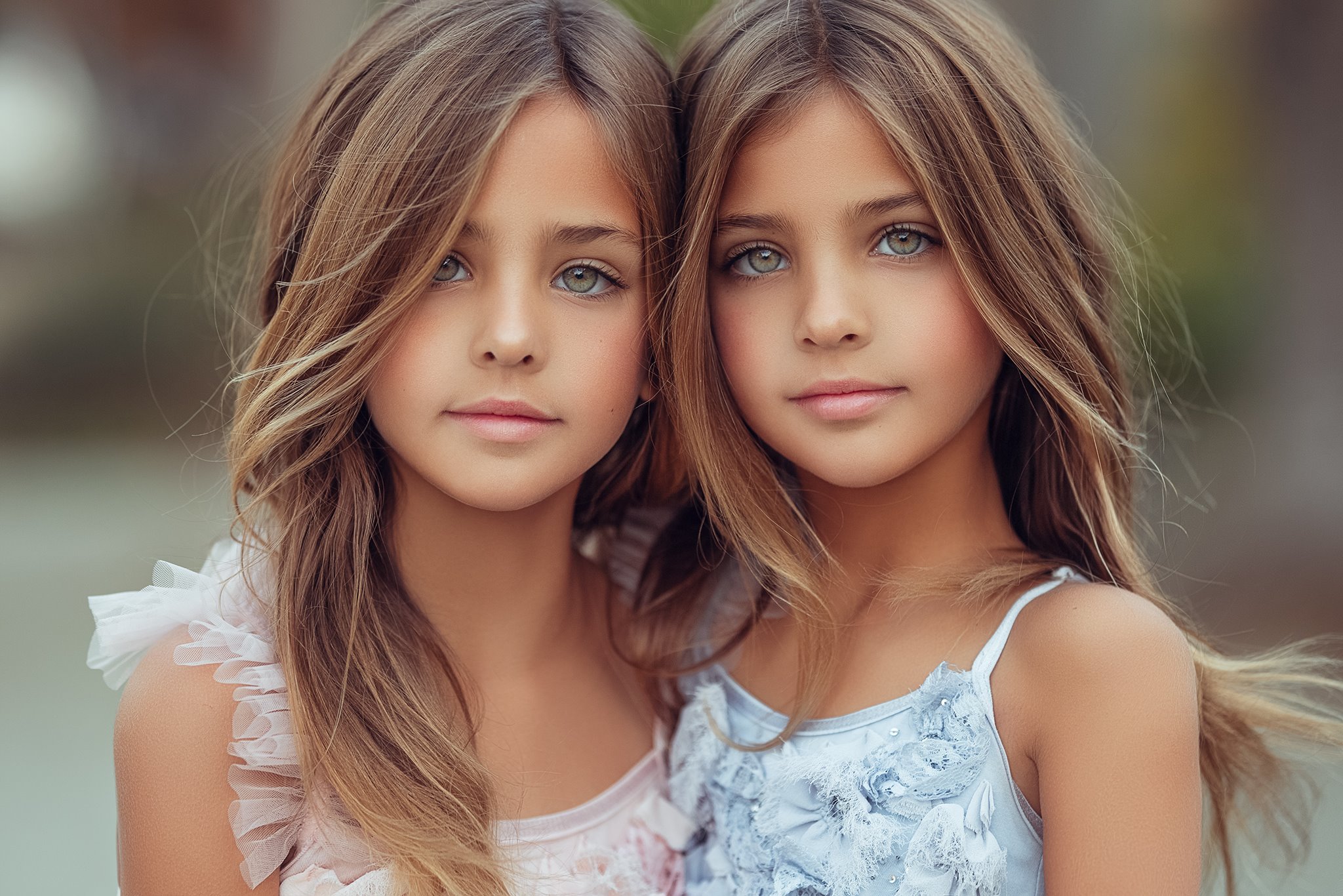 фото двух девочек