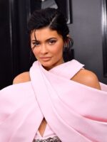 Pengalaman Perit Kylie Jenner Selepas Kelahiran Anak Kedua
