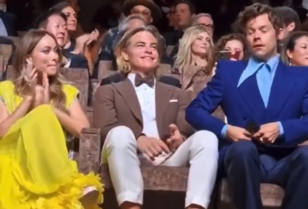 Harry Styles ‘Meludah’ Chris Pine? Ini Yang Terjadi di Venice Film Festival ke-67!