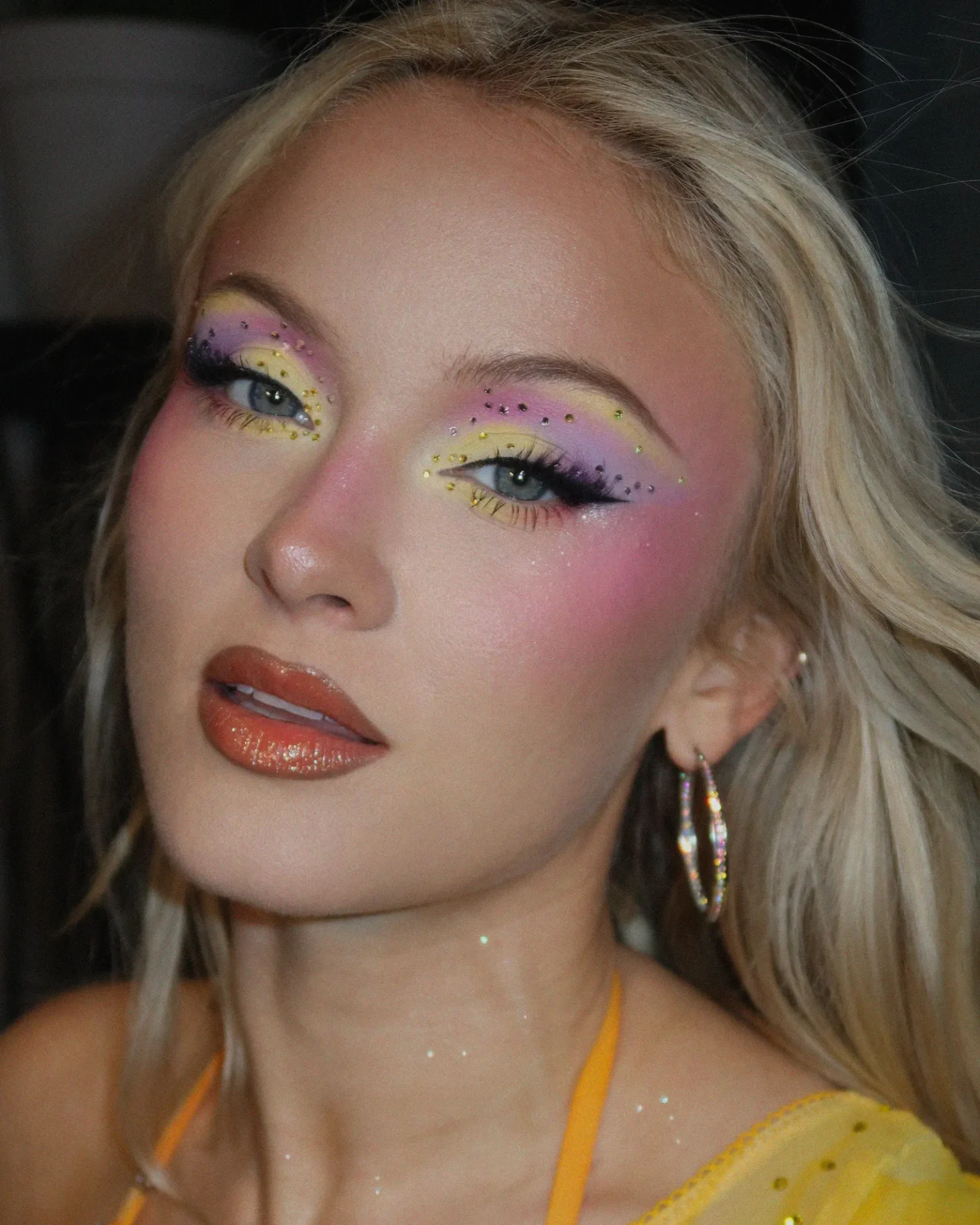 Zara Larsson Hidupkan Semula Maximalism Makeup 
