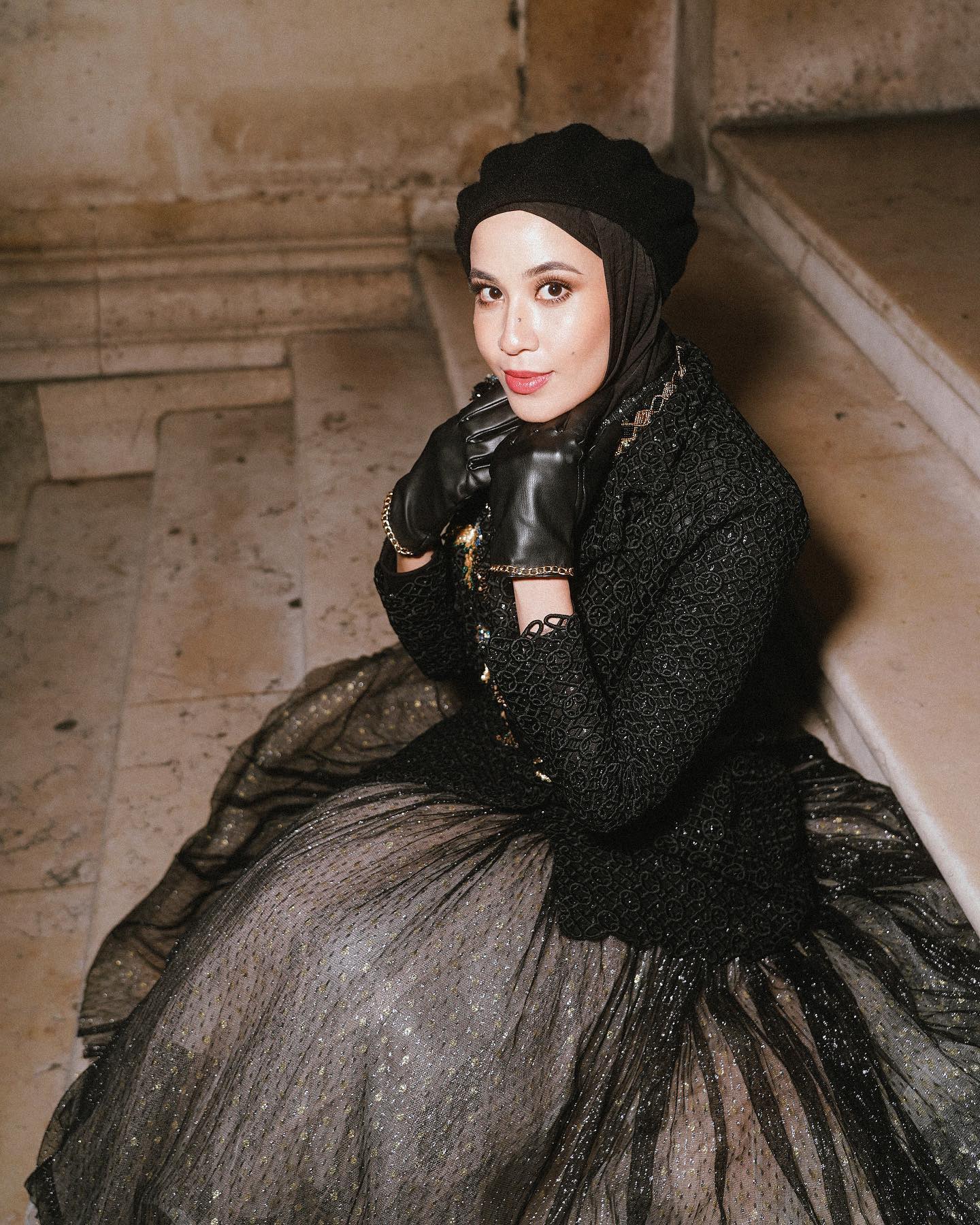 Hijab Ikon: Bella Dally Memilih Ketenangan 