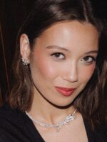 Laufey Dalam Kilauan Koleksi Ruban Daripada Chanel